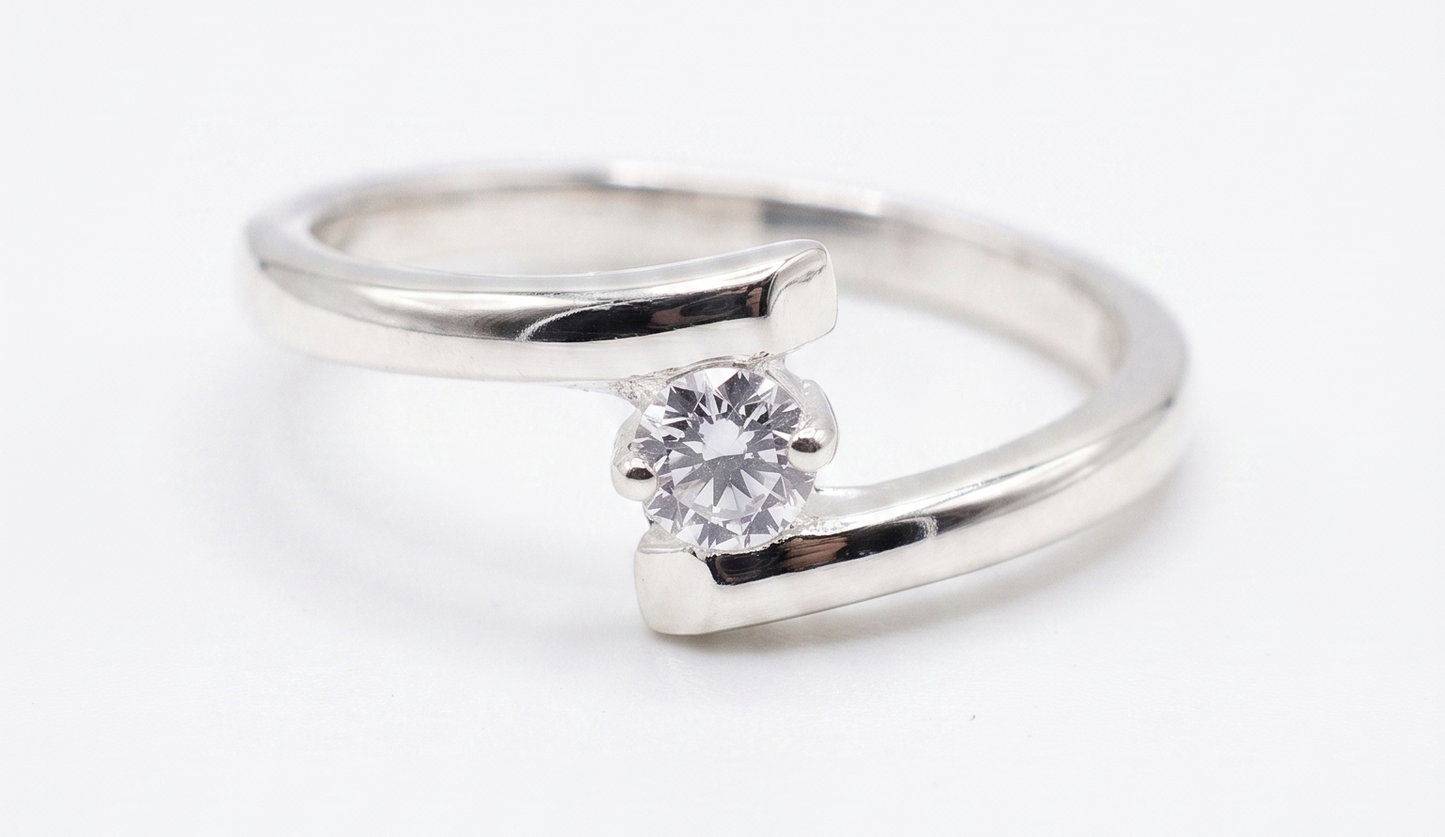 Anillo de Plata .925 - Solitario Bypass Tenso con Engaste Tension Bar y Zircón Blanco