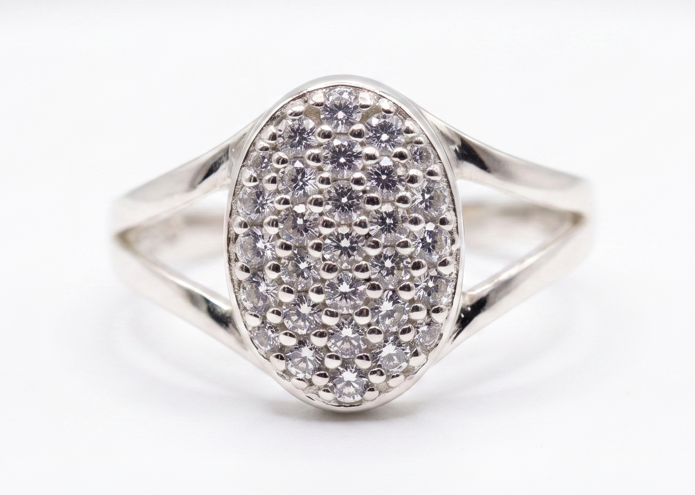 Anillo de Plata .925 - Sello Ovalado Domo con Pavé Total de Zircones Blancos y Banda Dividida Doble