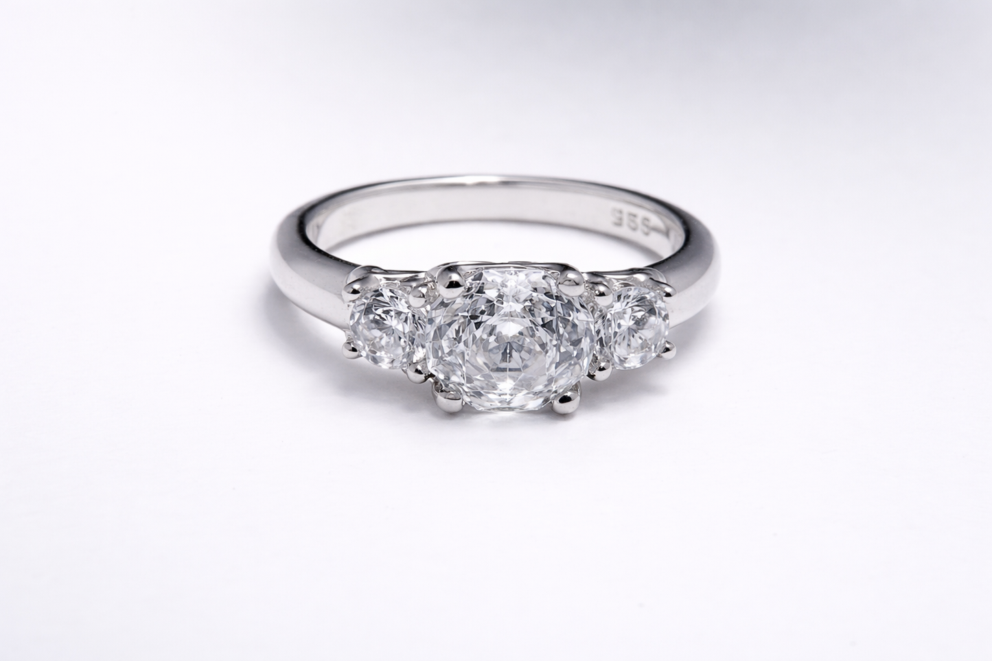 Anillo de Plata .925 - Trilogía Tres Piedras con Zircón Blanco Cushion Central y Dos Redondos Laterales