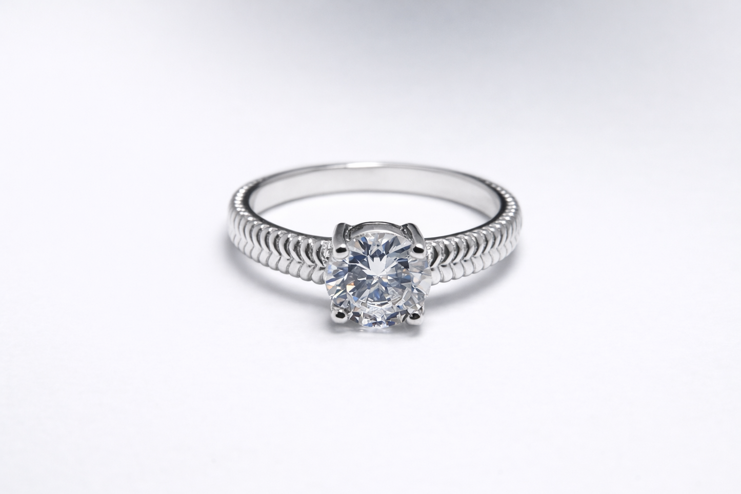 Anillo de Plata .925 - Solitario con Banda Texturizada Cuerda Trenzada y Zircón Blanco en Corona de Cuatro Garras