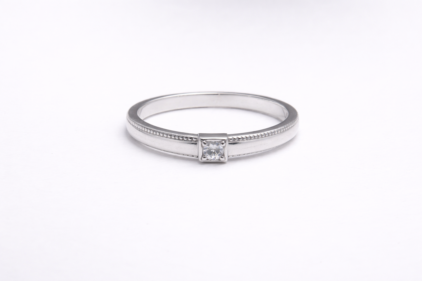 Anillo de Plata .925 - Banda Milgrain Doble Riel con Zircón Blanco Princesa en Engaste Bisel — Alianza Vintage