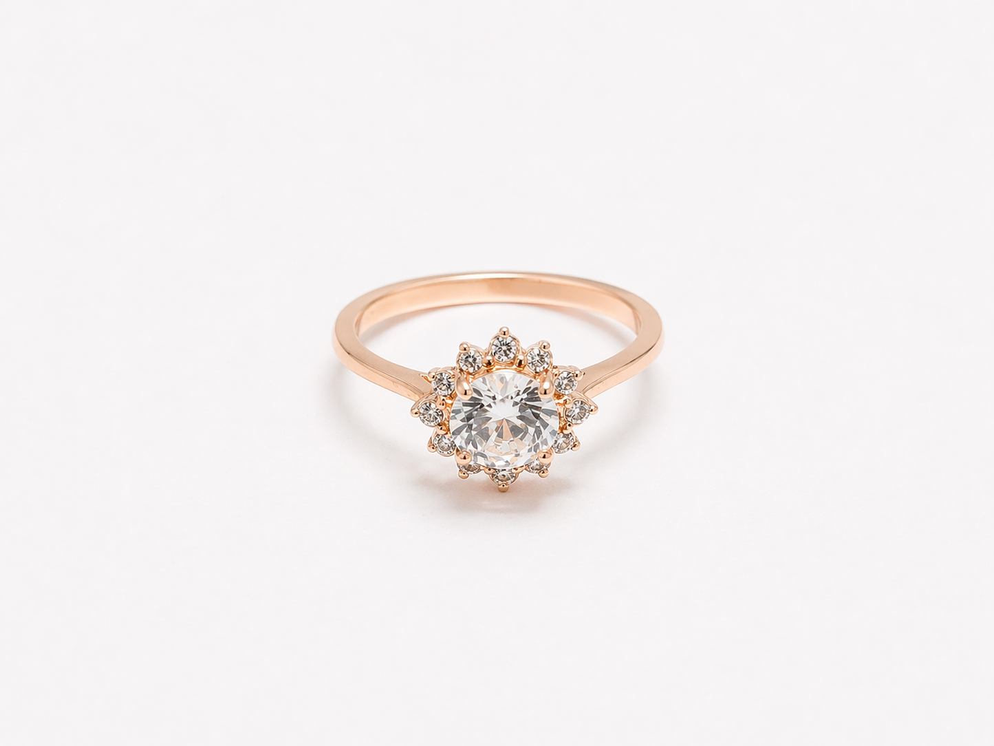 Anillo de Plata .925 - Halo Flor Sol Asimétrico con Doce Zircones Blancos y Zircón Central en Baño de Oro Rosa — Estilo Diana