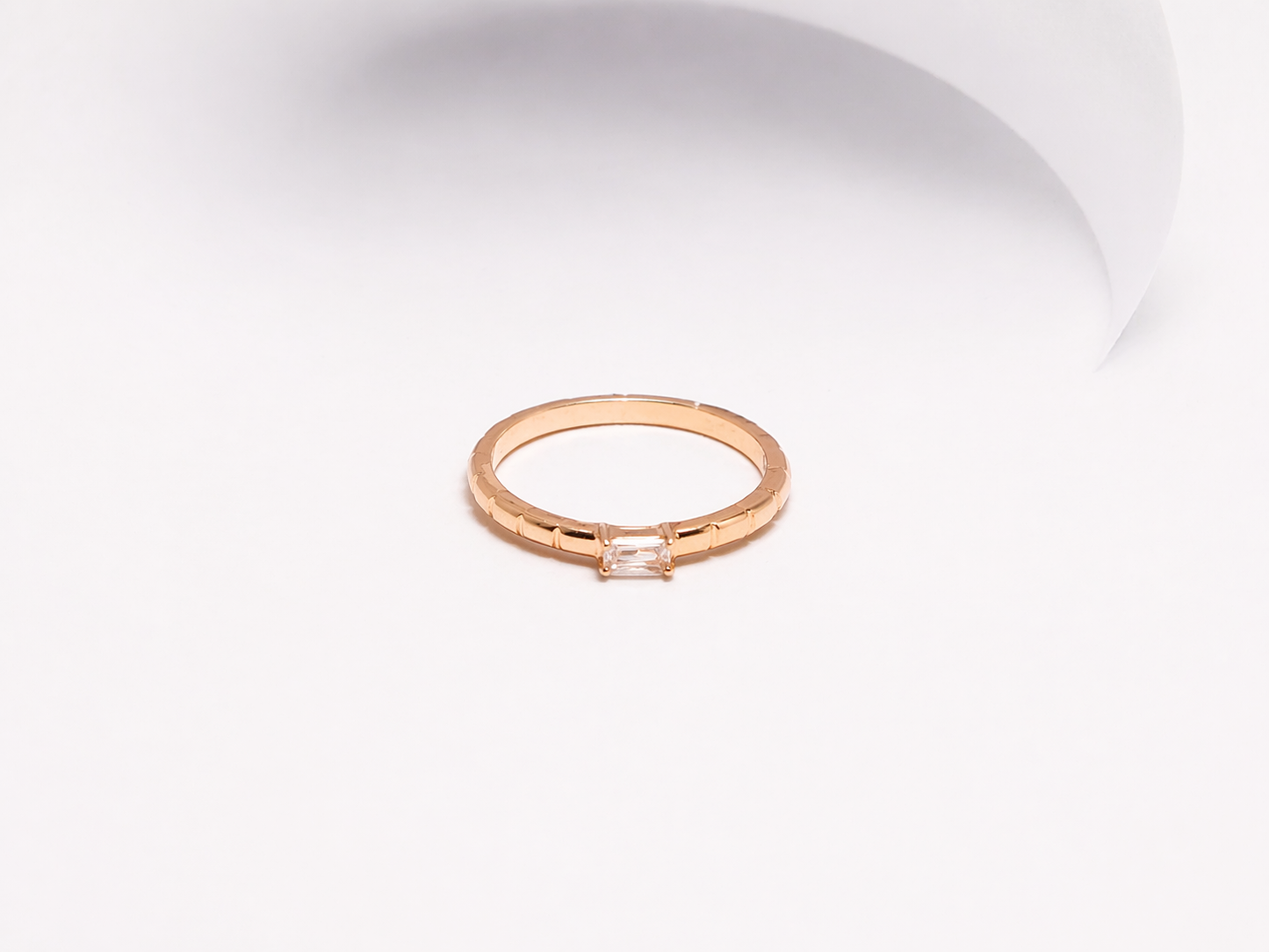 Anillo de Plata .925 - Solitario Minimalista Baguette Sideways con Banda Acanalada Bambú en Baño de Oro Rosa