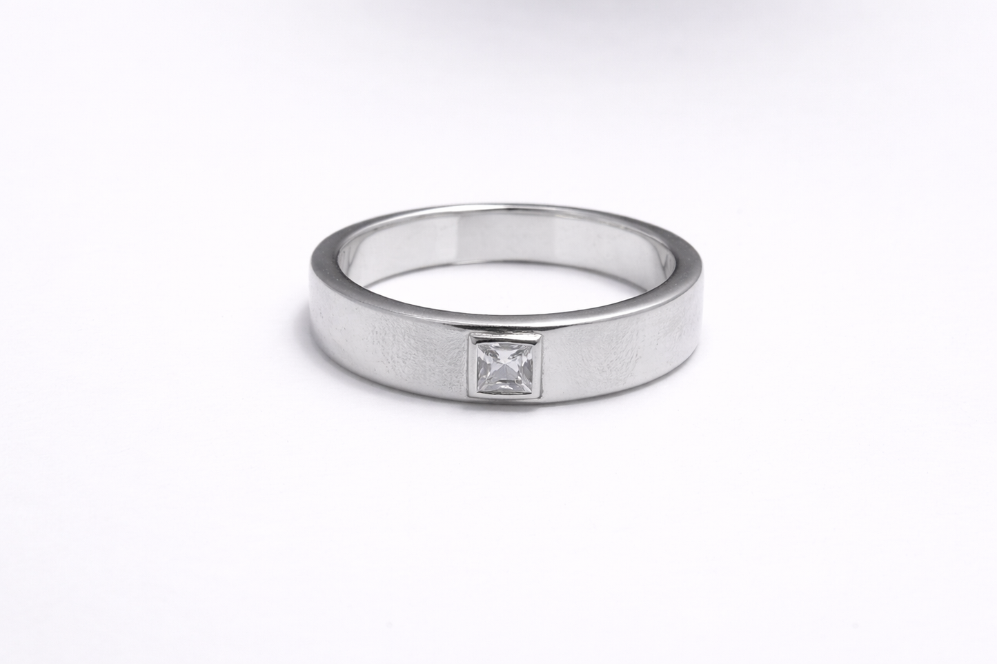 Anillo de Plata .925 - Banda Ancha Tipo Sello Unisex con Zircón Blanco Princesa en Engaste Bisel