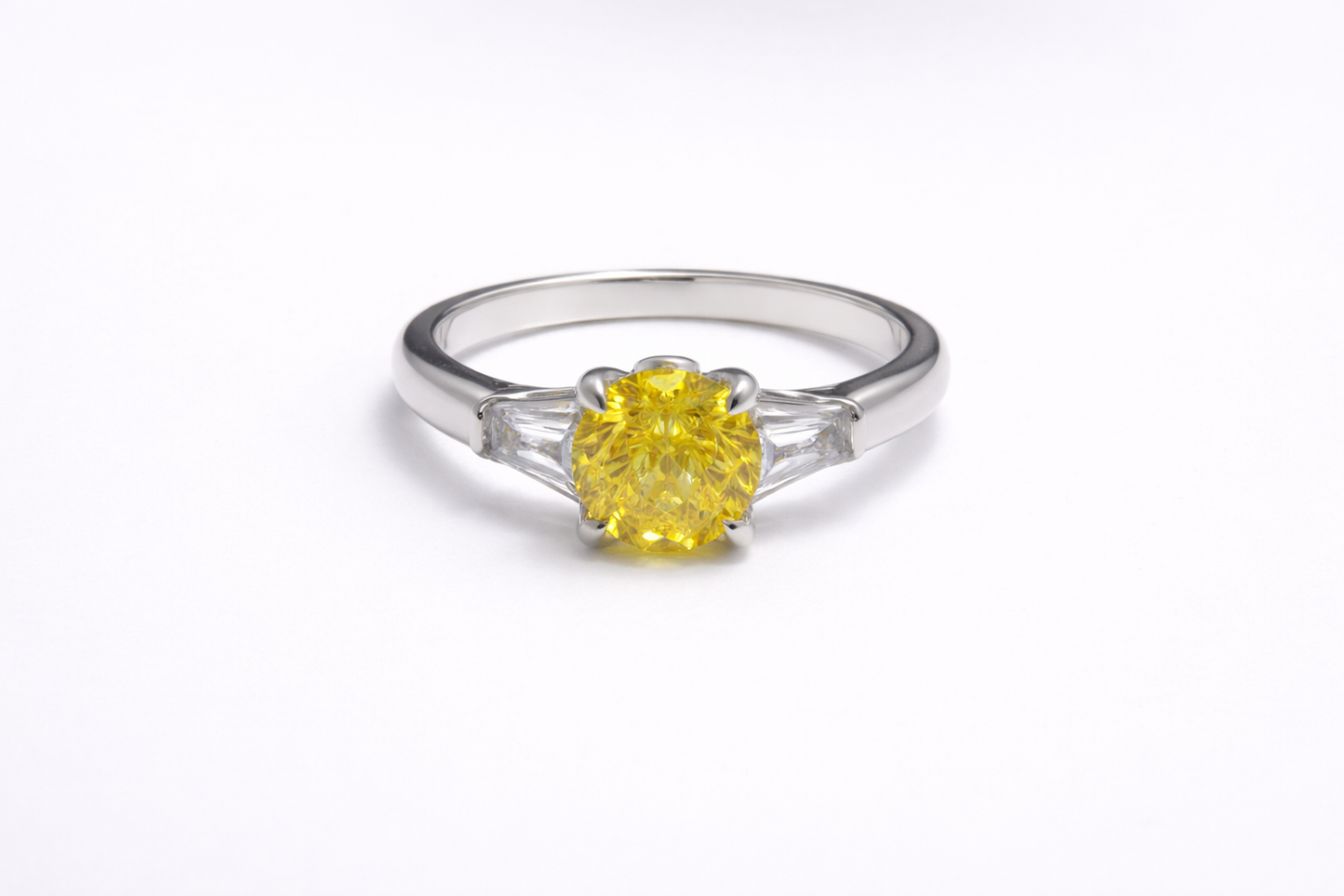 Anillo de Plata .925 - Trilogía con Zircón Amarillo Canario Cushion y Dos Baguettes Trapecio Blancos