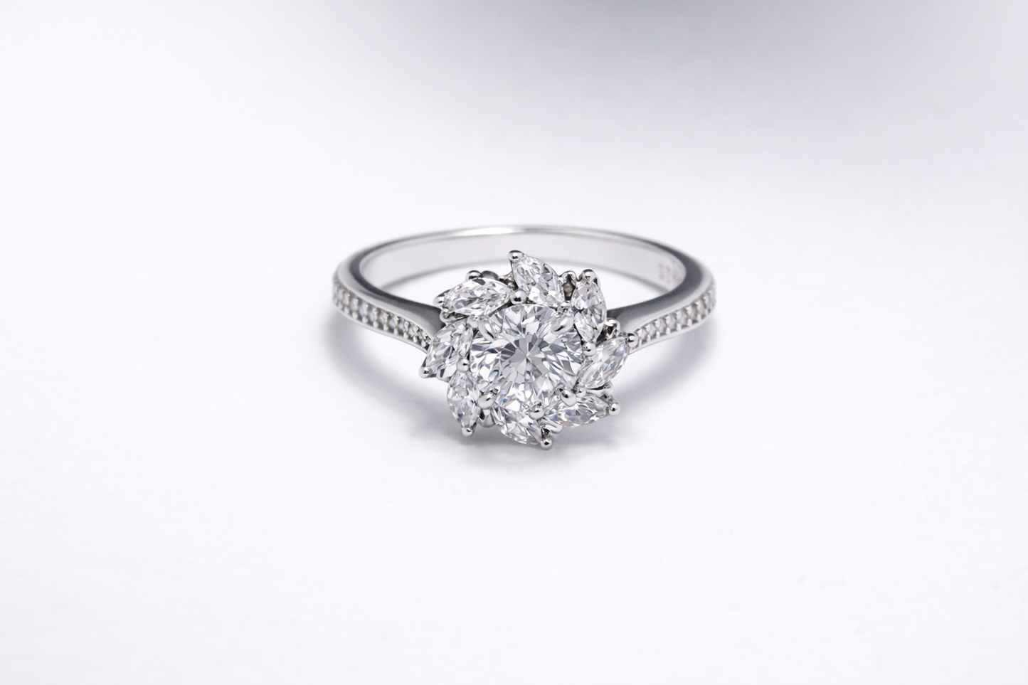 Anillo de Plata .925 - Banda con Pavé y Cabeza Racimo Floral Daisy con Zircón Blanco y Ocho Marquesas
