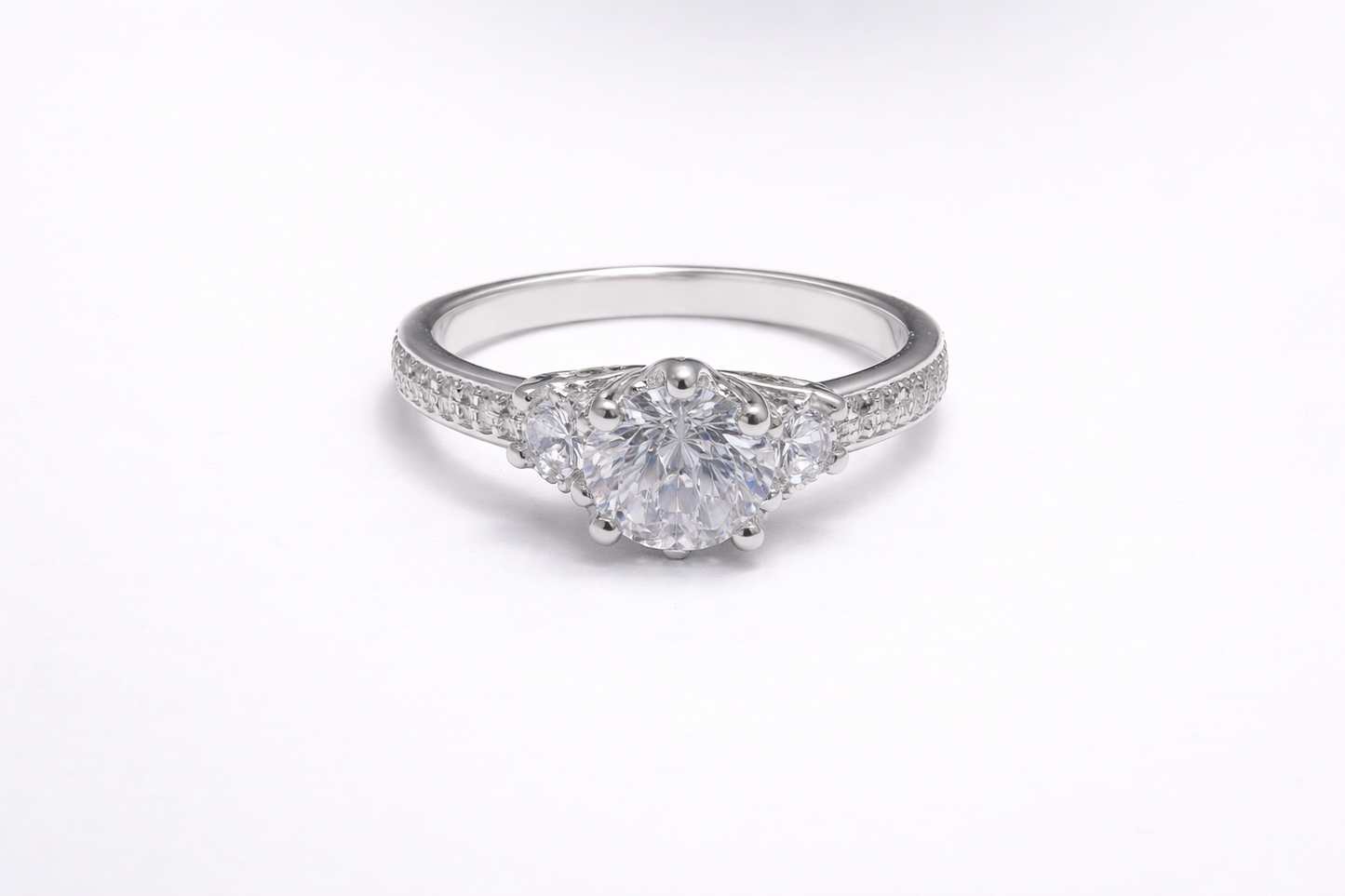 Anillo de Plata .925 - Trilogía con Hombros de Pavé, Zircón Blanco Redondo Central y Dos Half-Moon Laterales