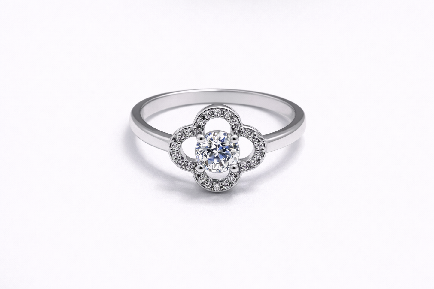 Anillo de Plata .925 - Banda Lisa con Halo Trébol de Cuatro Pétalos Calados y Zircón Blanco — Estilo Van Cleef