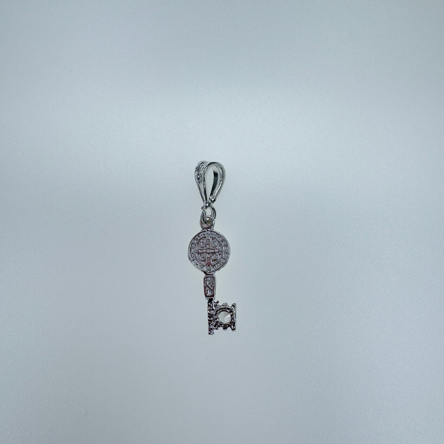 Dije de Llave de San Benito en Plata 925 Auténtica y Detallada para Protección y Estilo