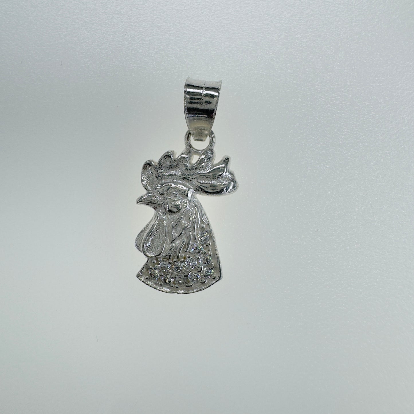 Dije de Cabeza de Gallo en Plata .925 con Zirconias - Joyería Artesanal de Lujo para Hombres y Mujeres