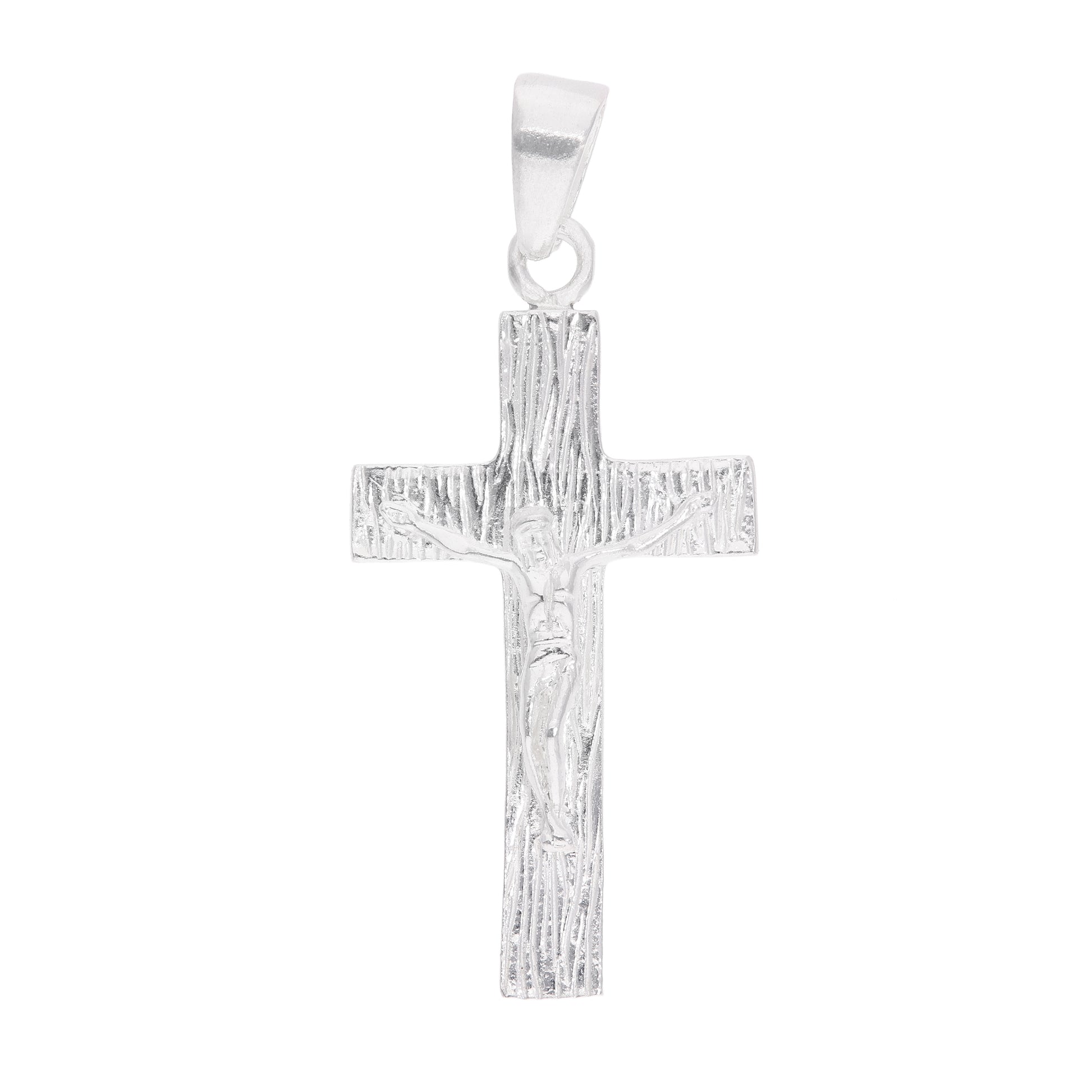 Dije crucifijo Cristo en relieve con textura veta de madera en plata .925 – vista frontal sobre fondo blanco