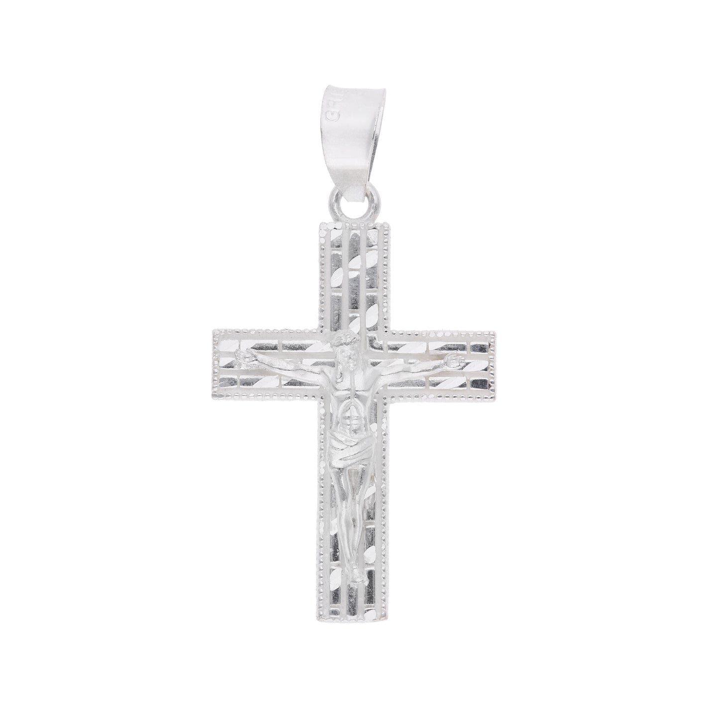 Dije crucifijo filigrana calada con Cristo en relieve en plata .925 – vista frontal sobre fondo blanco