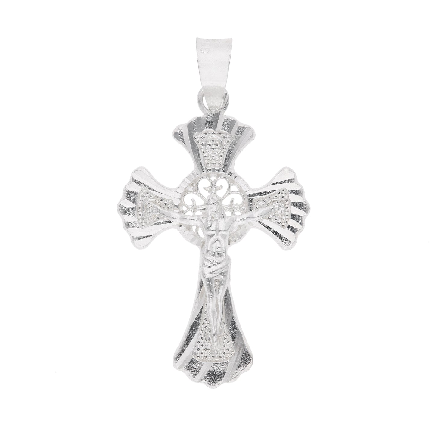 Dije crucifijo barroco con Cristo en relieve y brazos en abanico diamantado – plata .925 sobre fondo blanco