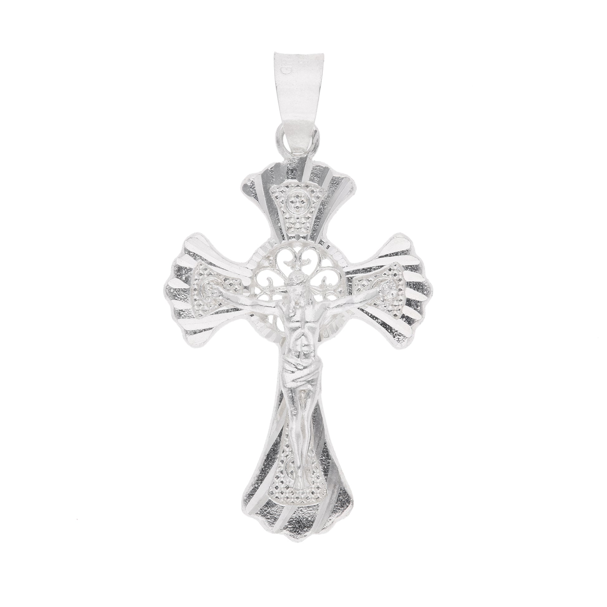 Dije crucifijo barroco con Cristo en relieve y brazos en abanico diamantado – plata .925 sobre fondo blanco
