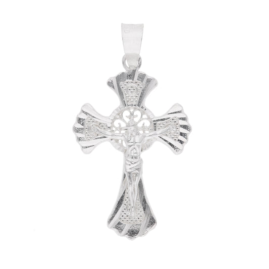 Dije crucifijo barroco con Cristo en relieve y brazos en abanico diamantado – plata .925 sobre fondo blanco