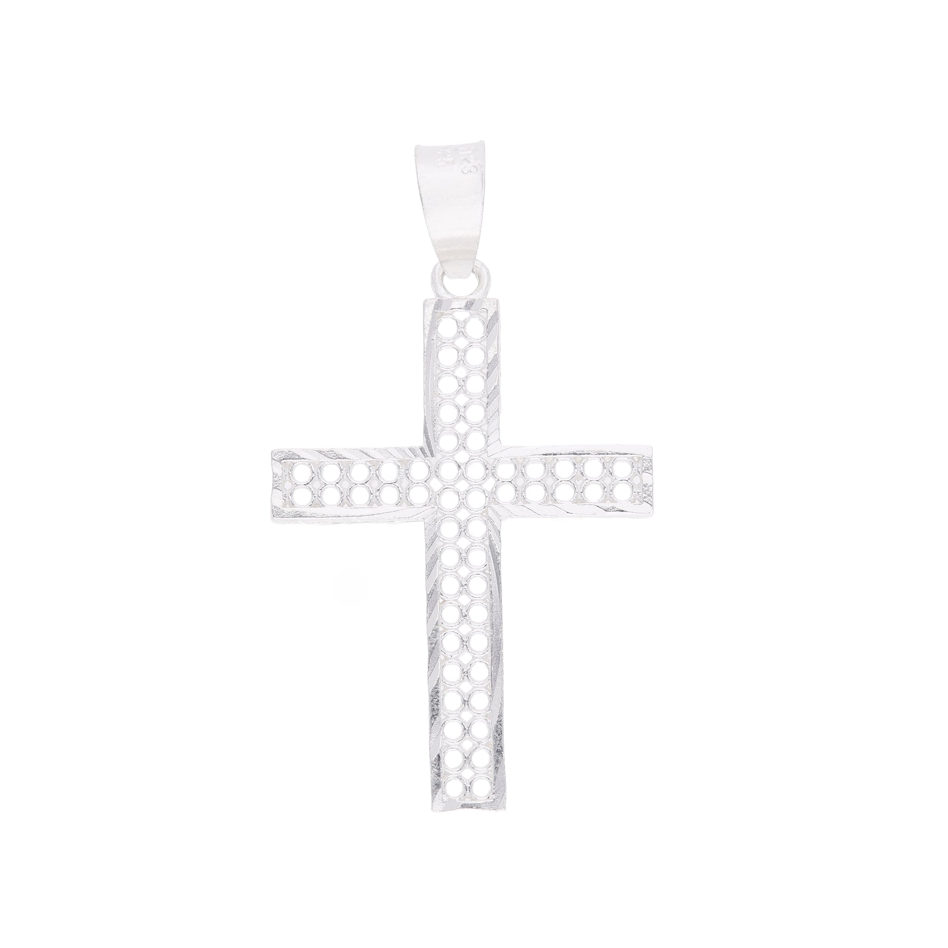 Dije cruz latina calada con patrón panal de círculos y bordes biselados diamantados en plata .925 – vista frontal sobre fondo blanco