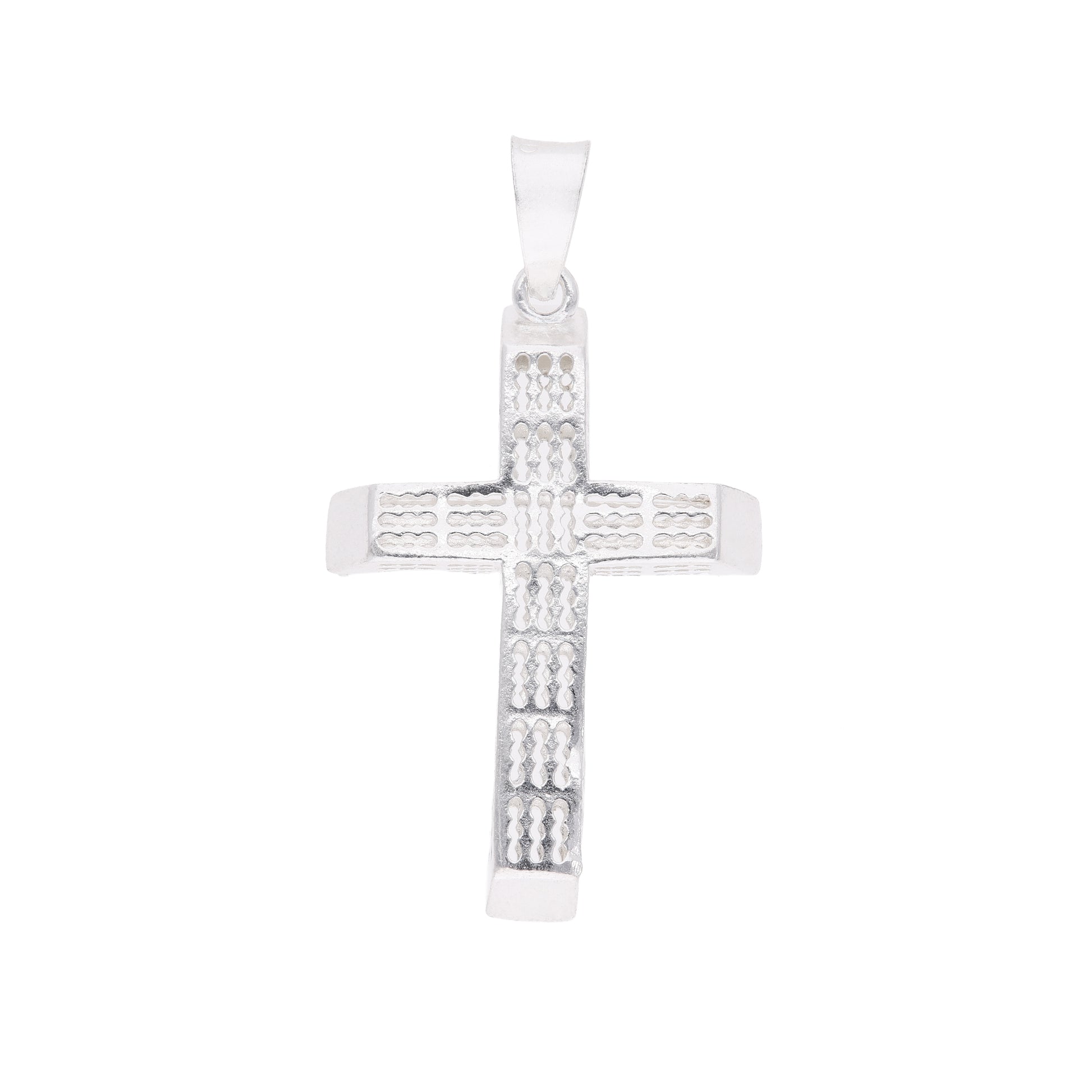 Dije cruz latina calada con patrón de óvalos apilados y bordes biselados en plata .925 – vista frontal sobre fondo blanco