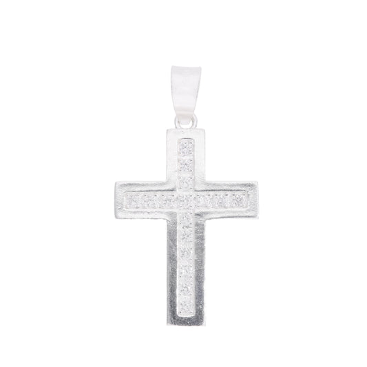 Dije cruz latina doble capa con zirconias pavé en canal central, plata .925 – vista frontal sobre fondo blanco