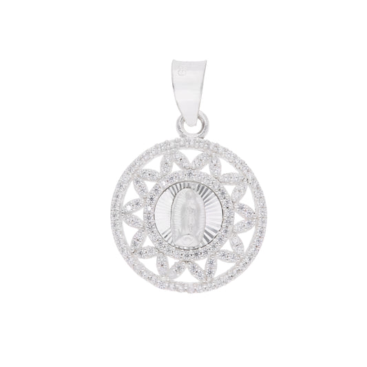 Medalla Virgen de Guadalupe en medallón circular calado con mandala de pétalos y doble halo pavé, plata .925 – vista frontal sobre fondo blanco