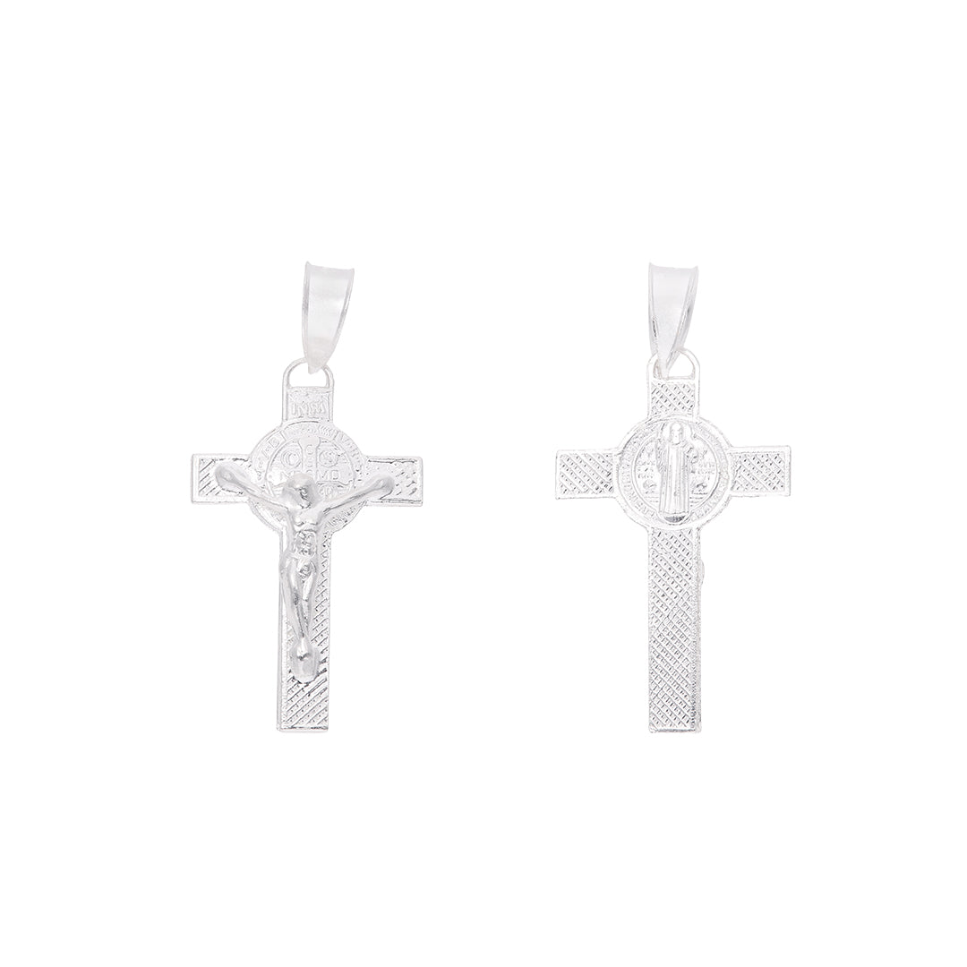 Crucifijo San Benito doble vista diamantado en plata .925 – frente Cristo y reverso San Benito sobre fondo blanco