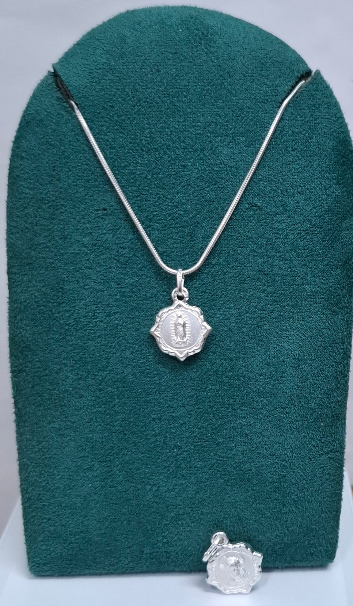Dije de  Plata .925 doble vista Sochapada Virgen de Guadalupe  y Sagrado corazón - Joyería Religiosa