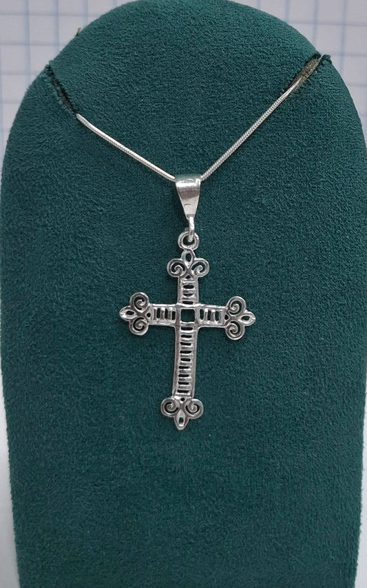 Dije de cruz en  Plata Ley  .925- Joyería Religiosa