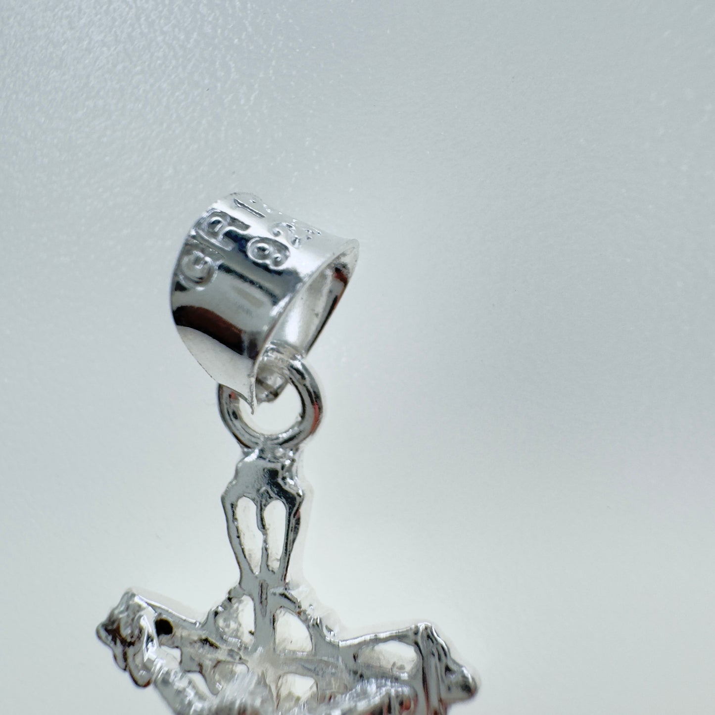 Dije de cruz en plata 925 - Elegancia en 3cm