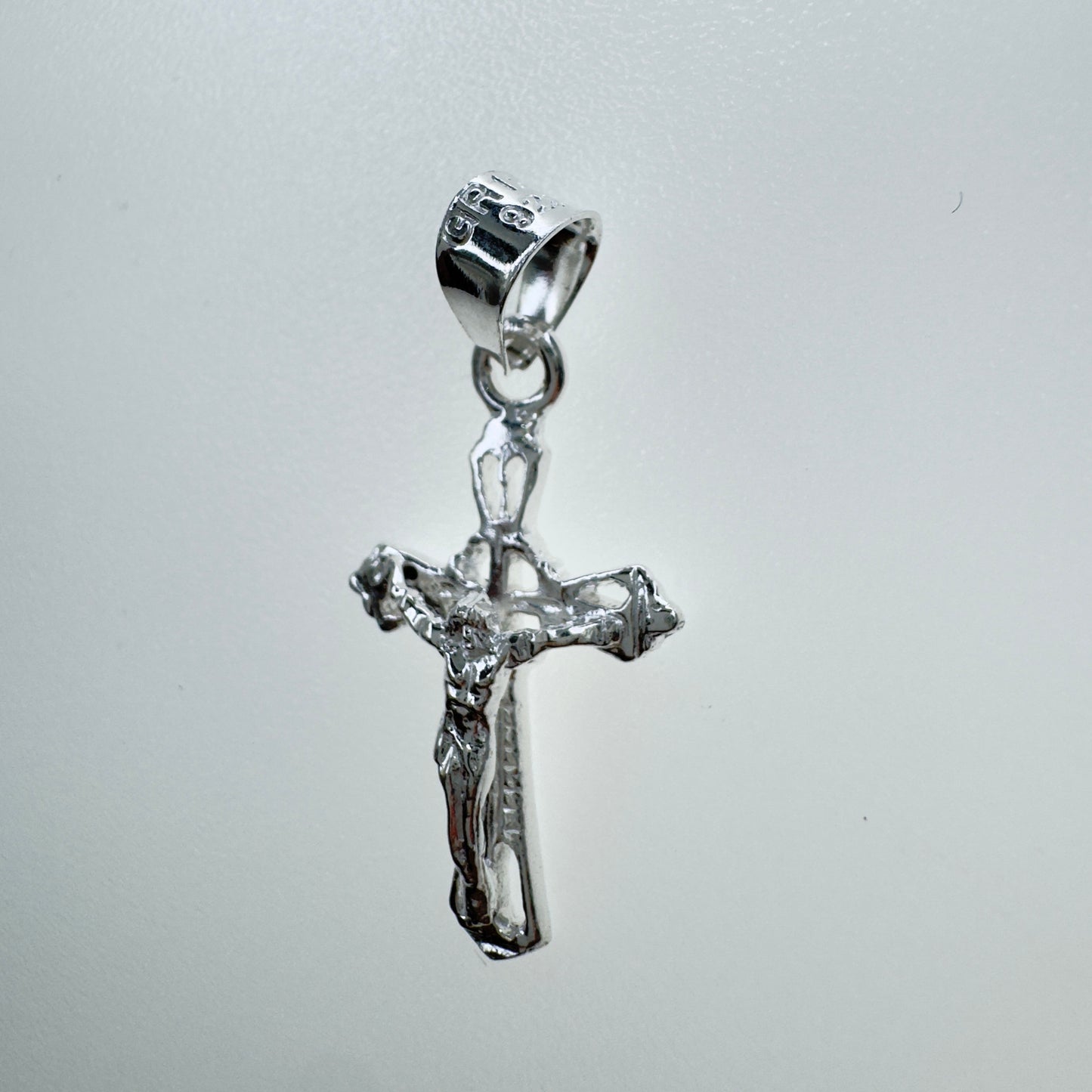 Dije de cruz en plata 925 - Elegancia en 3cm