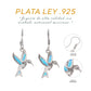 Detalle del gancho francés con espiral torneada y trabajo artesanal en plumaje — Aretes Colibrí ópalo azul-turquesa