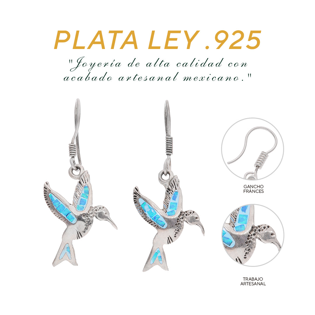 Detalle del gancho francés con espiral torneada y trabajo artesanal en plumaje — Aretes Colibrí ópalo azul-turquesa
