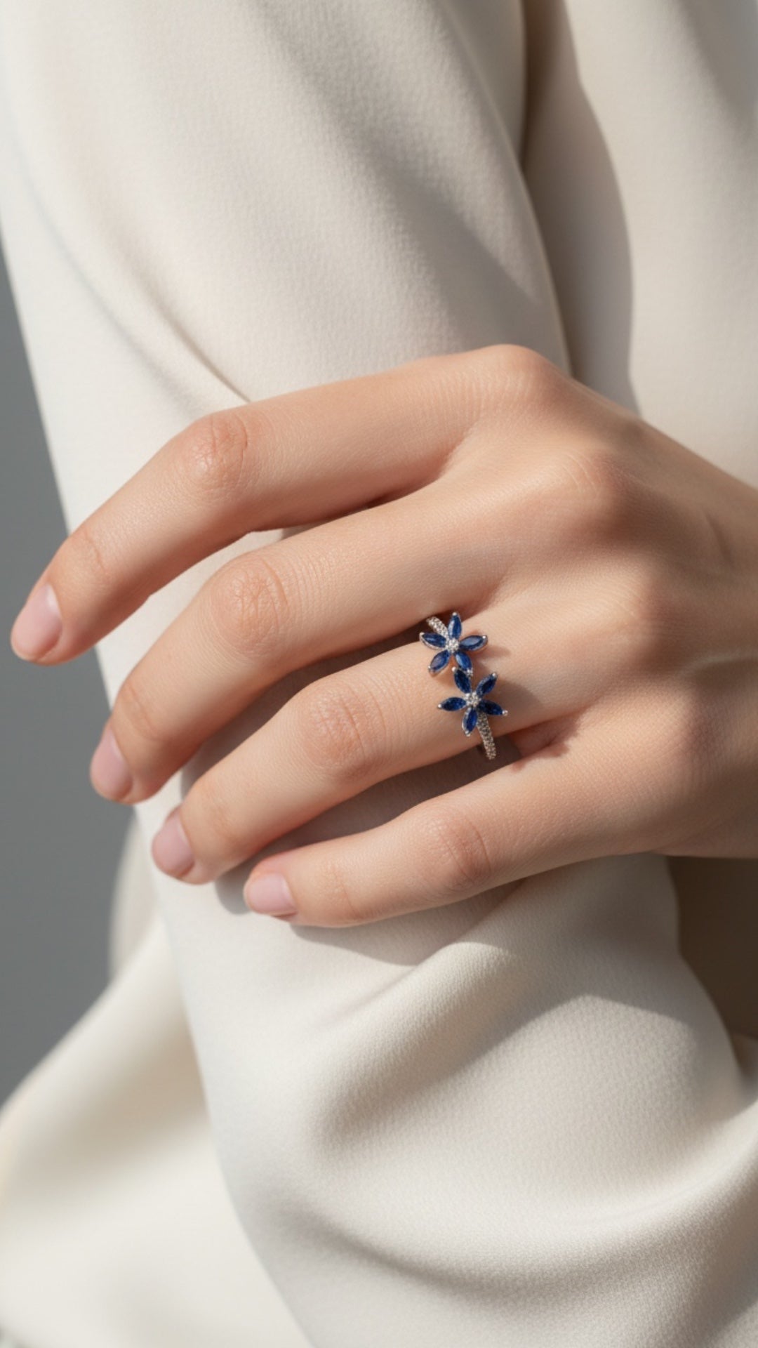Anillo Plata Ley 925 con Rodio y Zirconia AAA Color Azul Zafiro y Blanco en Forma de Dos Flores