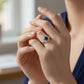 ANILLO  EN PLATA LEY .925, CON RODIO , ZIRCONIA AAA   AZUL ZAFIRO Y BLANCO, REDONDO