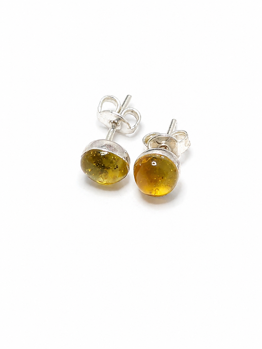 Aretes de Plata .925 - Botón Mini Redondos con Ámbar Natural de Chiapas Color Verde Limón en Cabujón y Engaste de Bisel — Artesanía Taxco