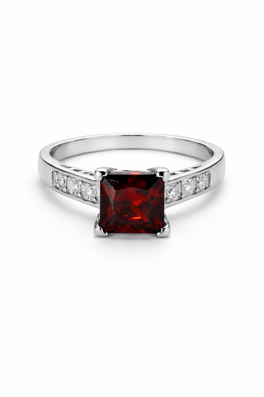 Anillo de Plata .925 - Solitario con Hombros de Canal y Zircón Rojo Granate en Corte Princesa
