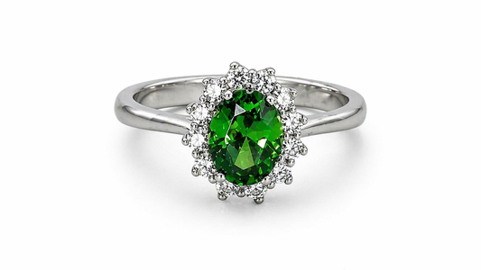 Anillo de Plata .925 - Halo Clásico Ovalado con Doce Zircones Blancos y Zircón Verde Esmeralda Oval — Estilo Diana