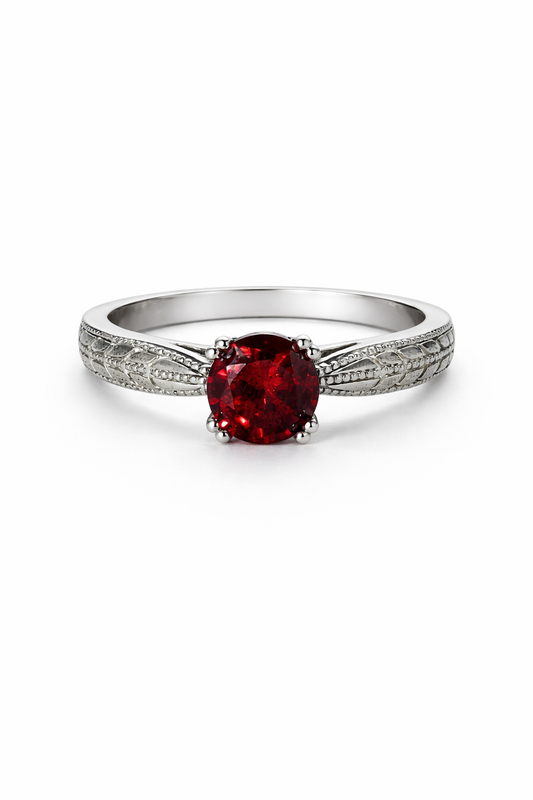 Anillo de Plata .925 - Solitario Vintage con Banda Grabada Art Nouveau, Milgrain y Zircón Rojo Rubí