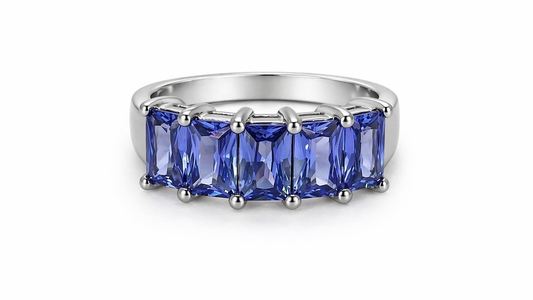 Anillo de Plata .925 - Media Eternidad de Cinco Zircones Azul Zafiro Violáceo en Corte Esmeralda con Garras Esféricas