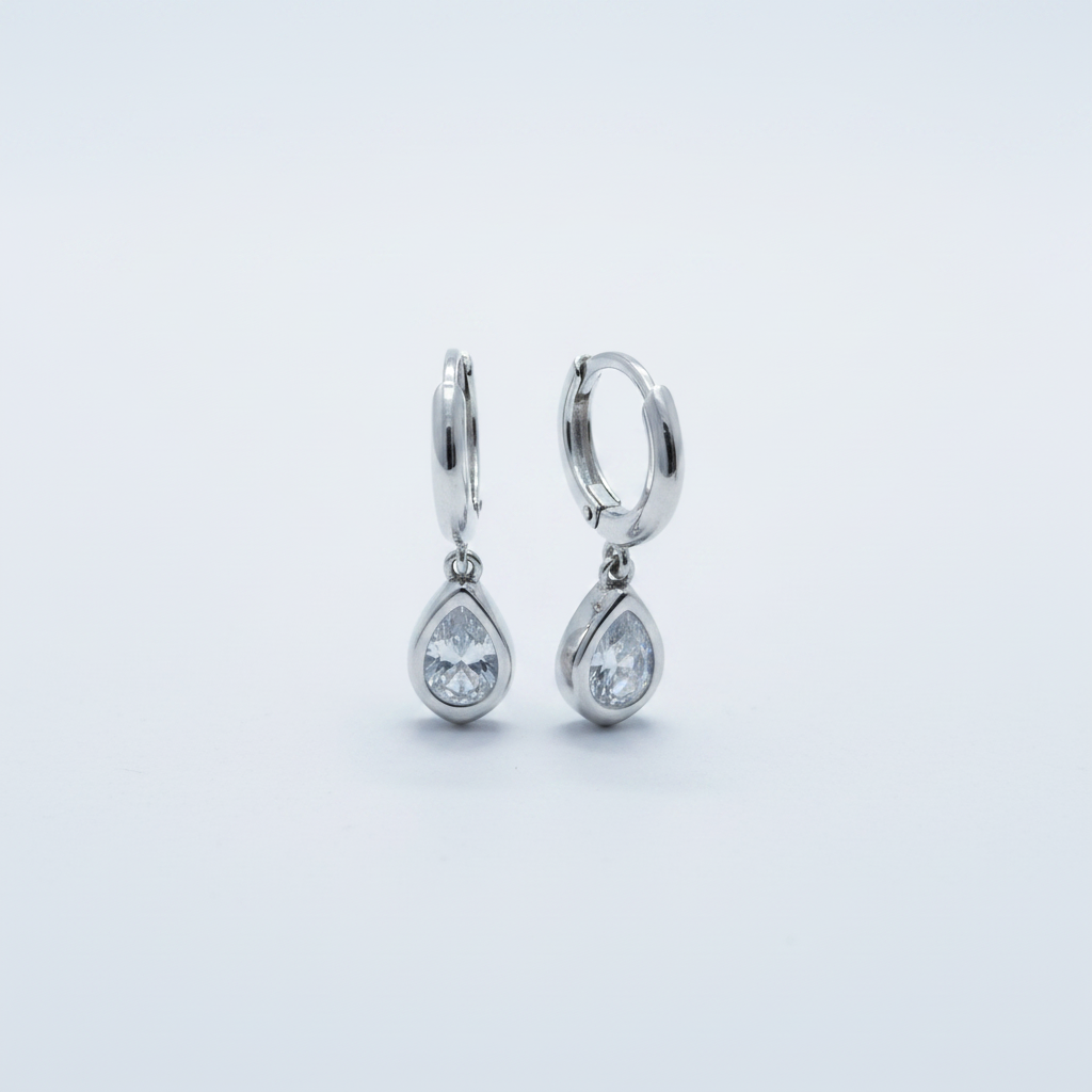 Aretes argolla huggies de plata .925 con dije gota de zircón blanco corte pera en engaste bisel