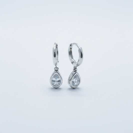 Aretes argolla huggies de plata .925 con dije gota de zircón blanco corte pera en engaste bisel