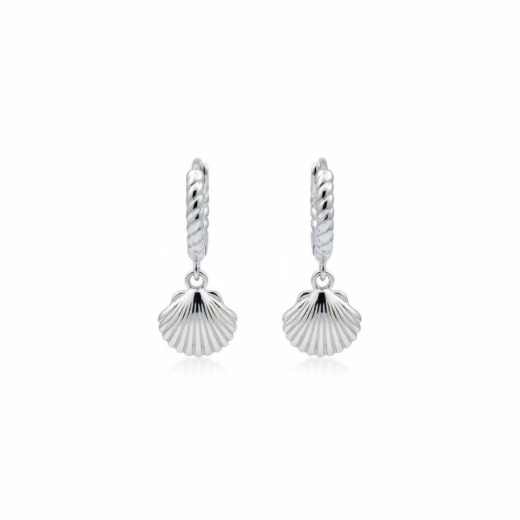 Aretes argolla huggies trenzada en plata .925 con dije de concha venera acanalada colgante