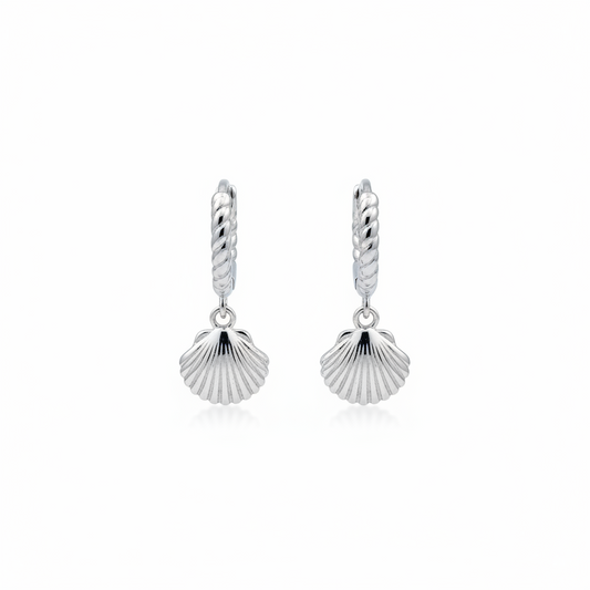 Aretes argolla huggies trenzada en plata .925 con dije de concha venera acanalada colgante