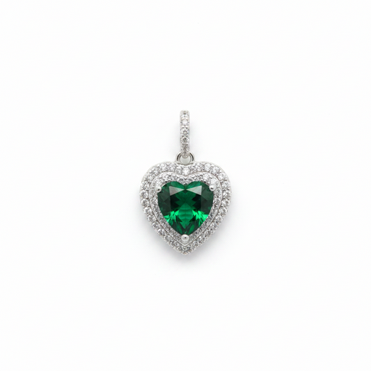 Dije corazón grande de esmeralda verde intenso con doble halo de micro-zircones blancos en pavé y argolla pavé en plata .925
