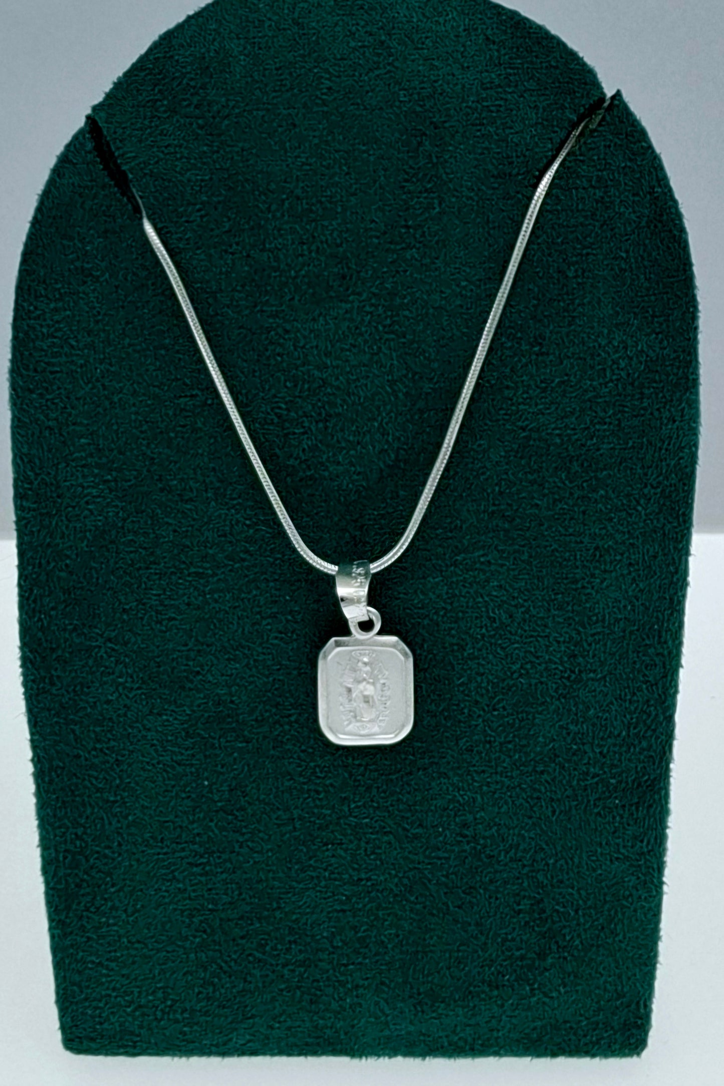 Dije Plata .925 Virgen de Guadalupe Mod. Cuadrado Liso 7VG Joyería Religiosa