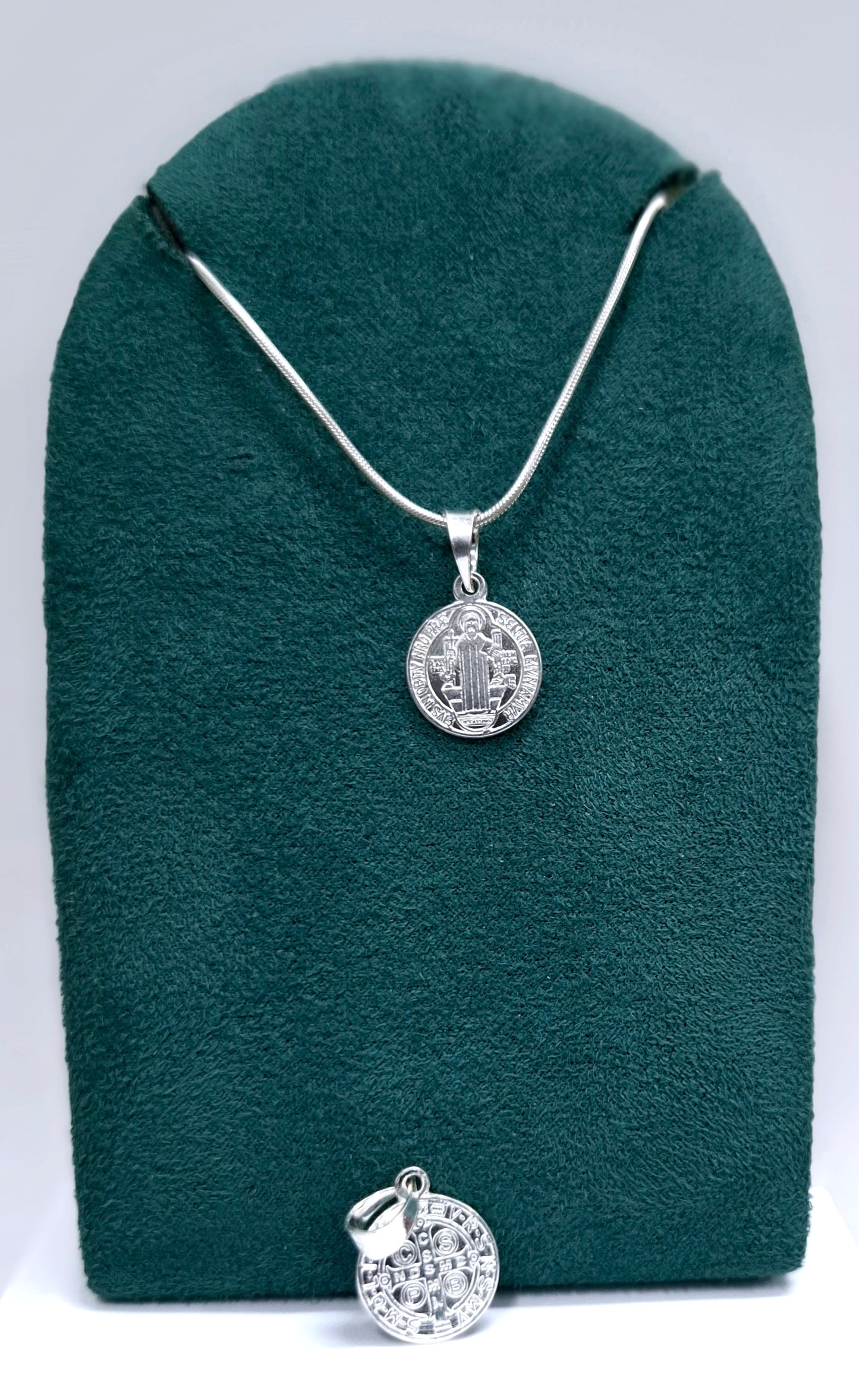 Dije de Plata .925 En San Benito mod. FBD-229 - Joyería de plata  Religiosa.Dije  de Plata .925 En forma de  San Benito  Mod.DR132 - Joyería de Plata Religiosa.