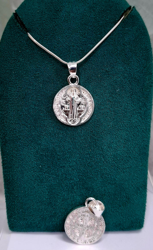 Dije  de Plata .925 En forma de  San Benito  Mod.DR132 - Joyería de Plata Religiosa.