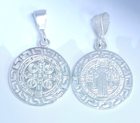 Dije de plata .925 en forma de San Benito con Borde Griego calado Mod. - Joyería Religiosa