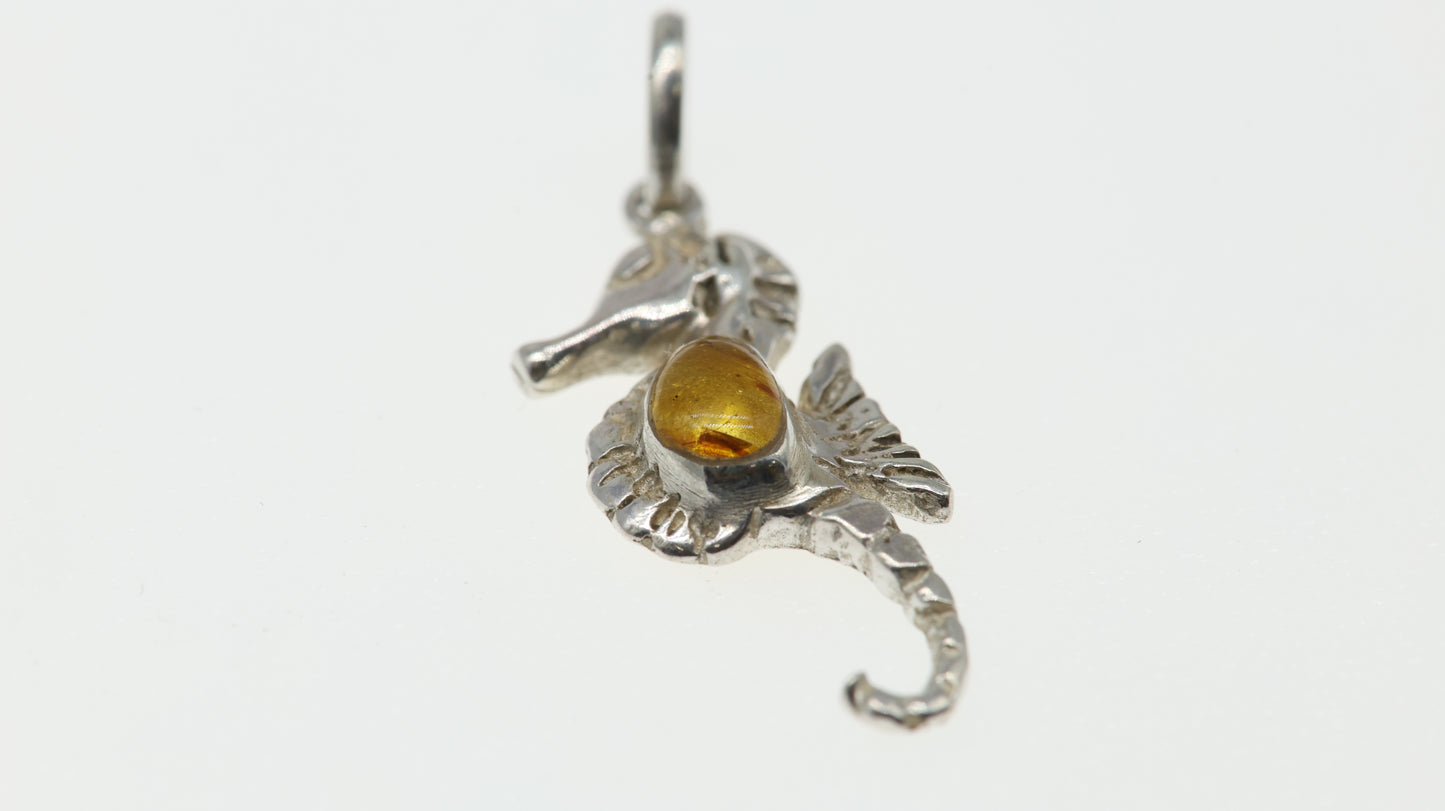 Dije de Caballito de Mar Plata .925 con Ámbar Natural