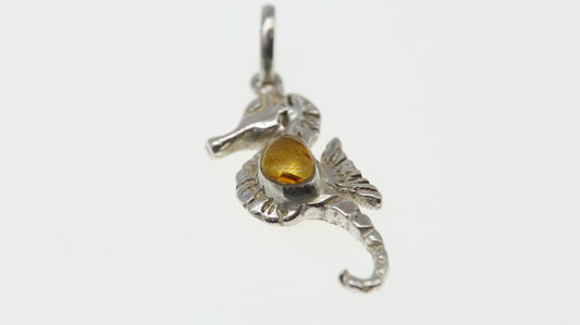 Dije de Caballito de Mar Plata .925 con Ámbar Natural