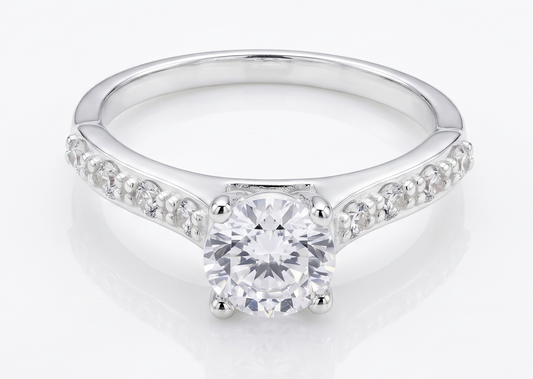Anillo de Plata .925 - Solitario Clásico con Hombros de Pavé Degradado y Zircón Blanco — Estilo Tiffany Cathedral