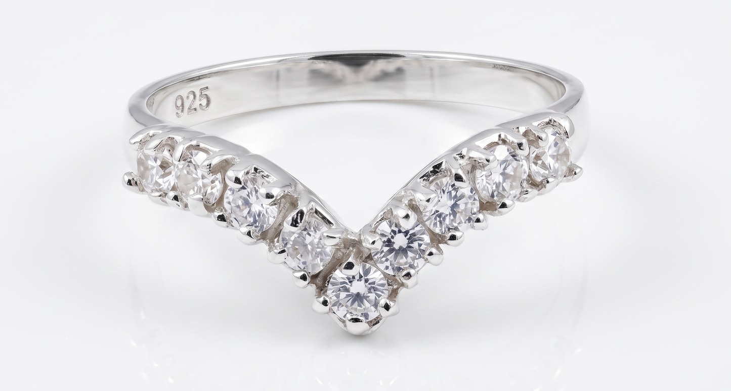 Anillo de Plata .925 - Chevron V Corona con Siete Zircones Blancos en Degradado Simétrico — Estilo Wishbone